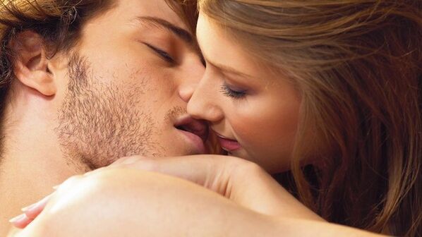 女人用效力更强的产品亲吻男人